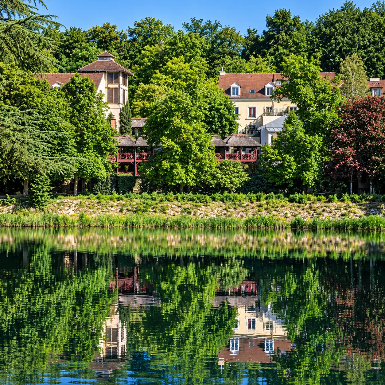 Un village au bord de l'eau