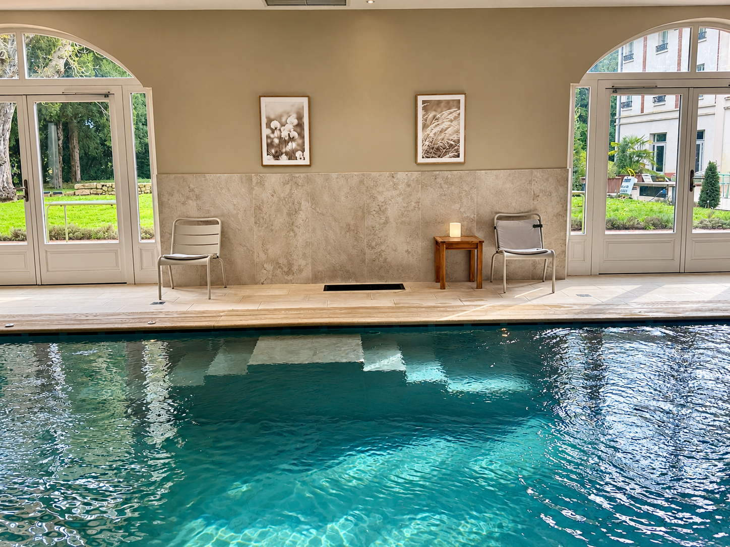 La piscine intérieure de l'hôtel