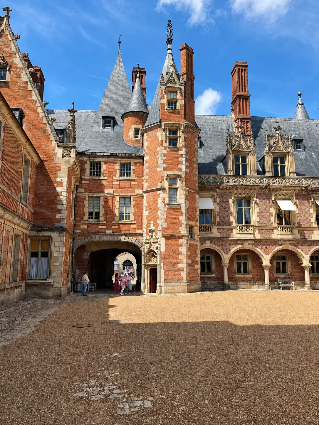 Un château de brique et de pierre